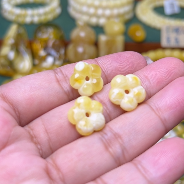 蜜蜡未镶嵌珠宝奇石多样性发其一