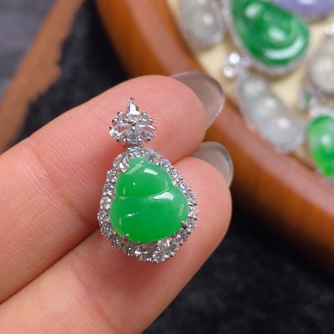 翡翠吊坠(赠链)18K金镶嵌l****y