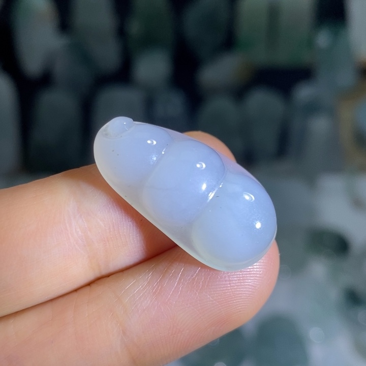 翡翠未镶嵌颈饰豆子