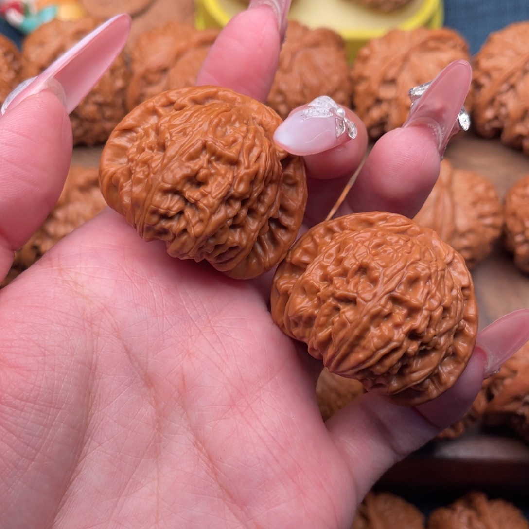 文玩核桃把件全品精配红皮三角白狮子39