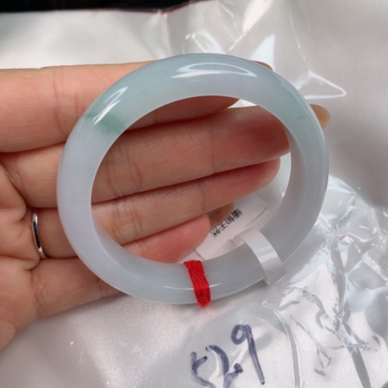 翡翠手镯未镶嵌…………