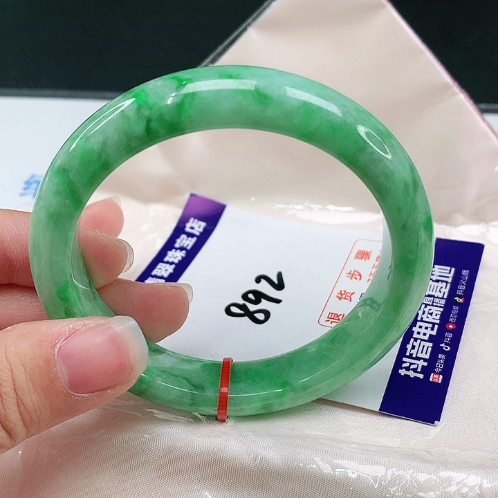 翡翠手镯未镶嵌翡翠