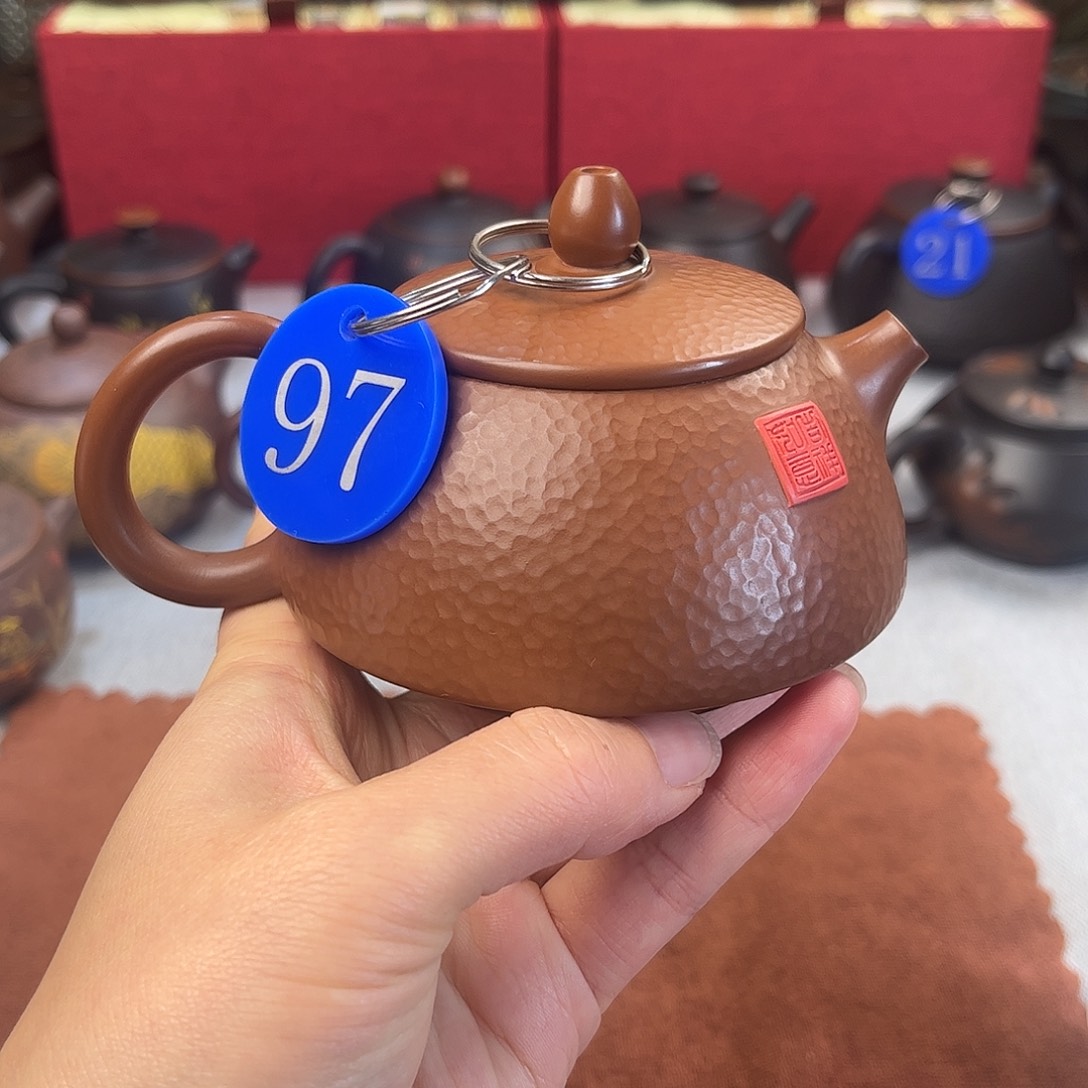 160毫升纯手工堆雕锤纹短嘴石瓢壶