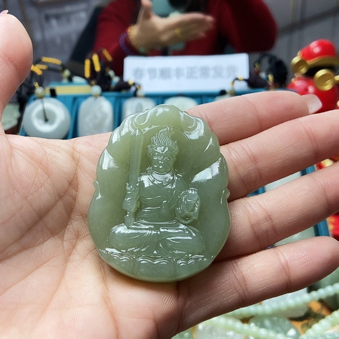 和田玉颈饰未镶嵌骑****者