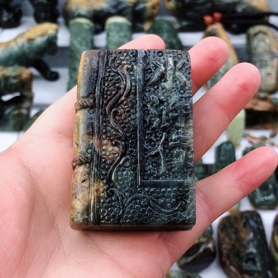 未镶嵌岫岩河磨玉（透闪石质玉）把件