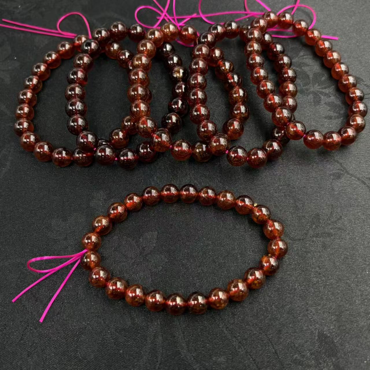  「戴琴珠宝」DQ5713-石榴石8mm左右单圈手链（多样性发货）  