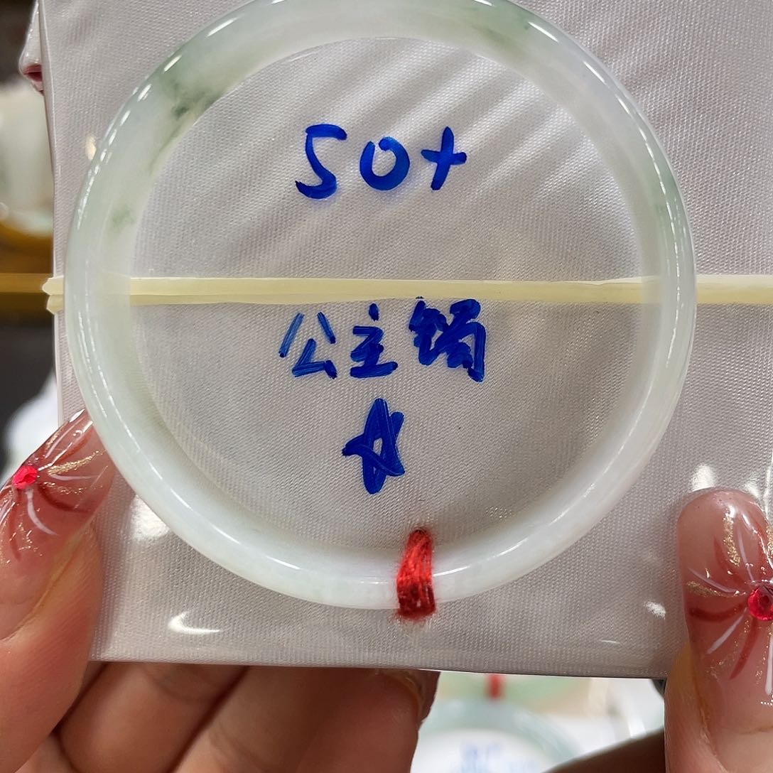 翡翠手镯未镶嵌翡翠