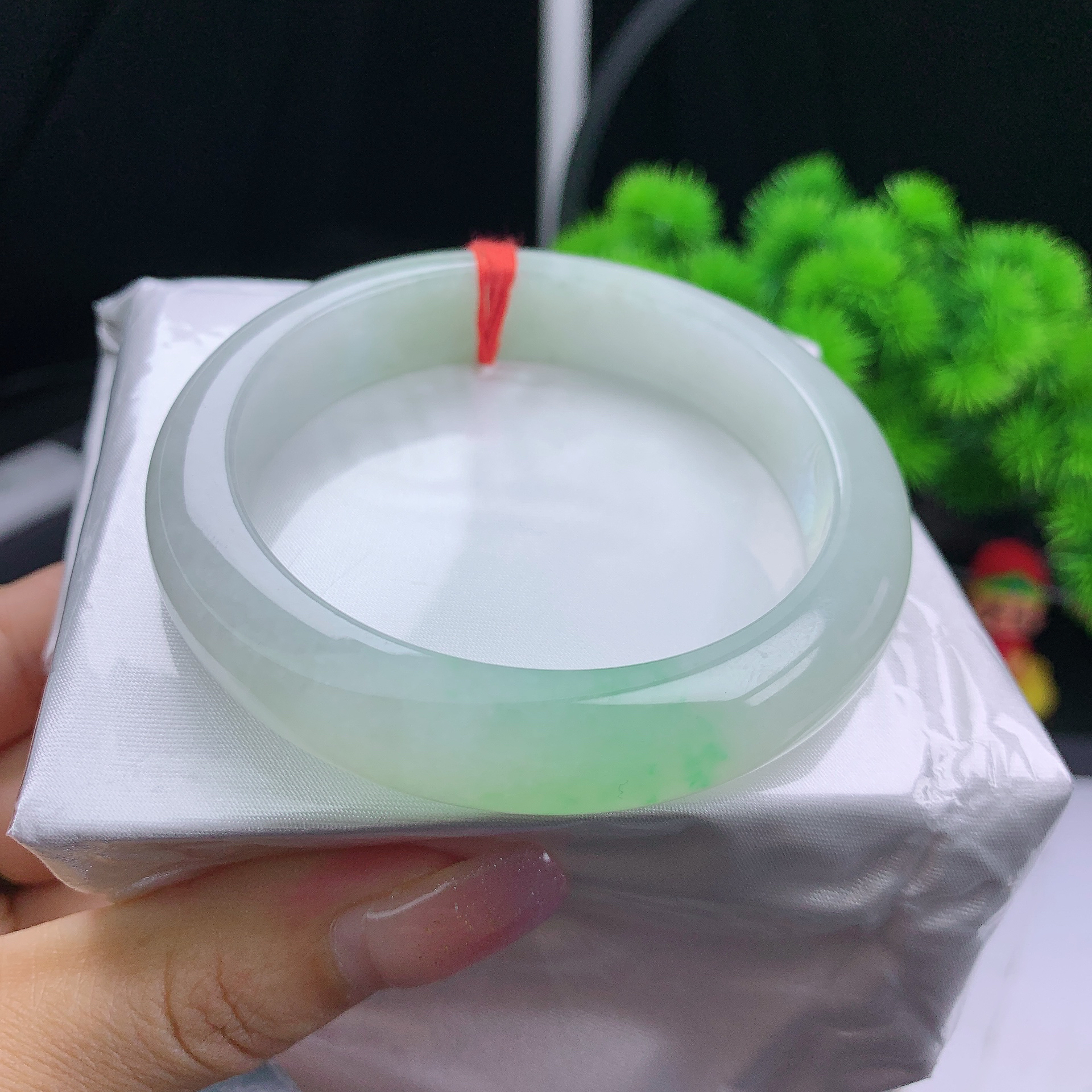 55-56圈冰糯晴底翠阳绿宽边手镯 