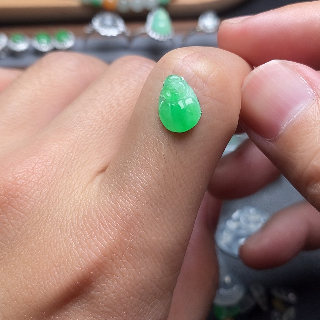 翡翠颈饰未镶嵌佛