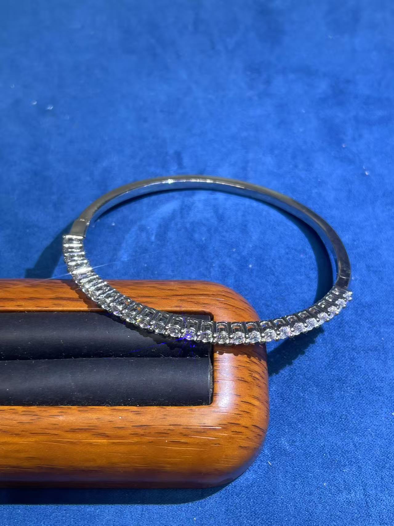 a1610白色满镶直排手镯多样性发货