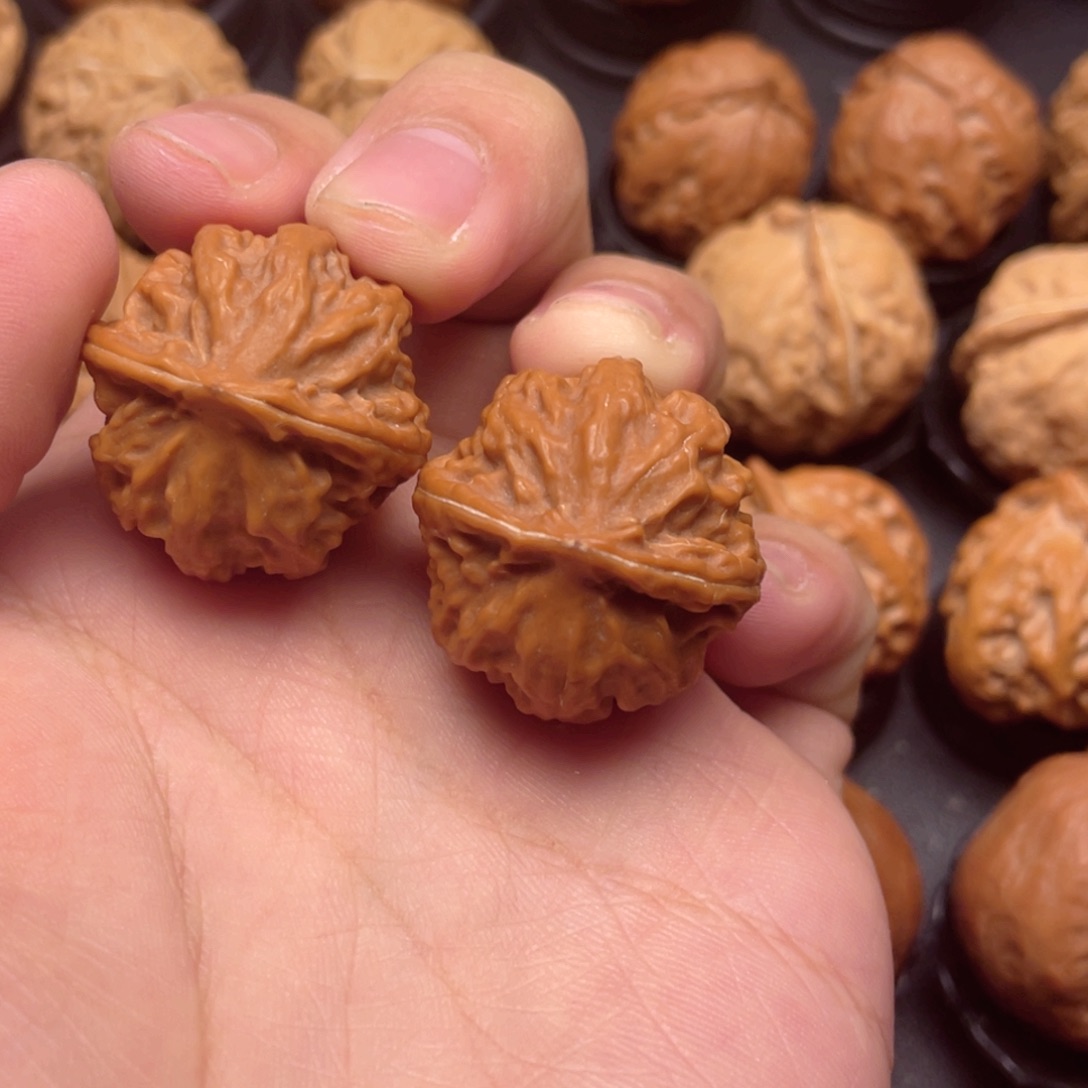 于**余文玩小核桃手捻