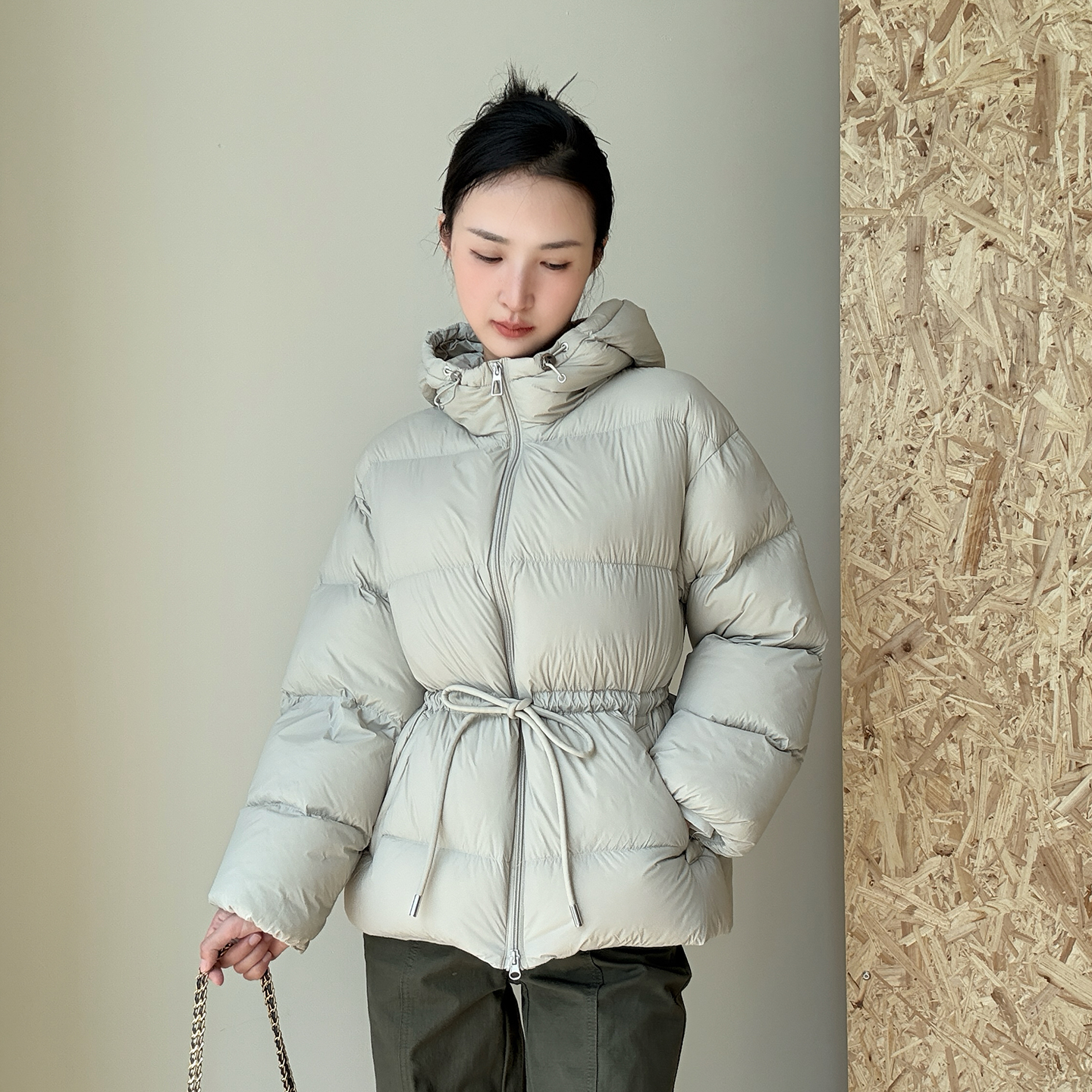 羽绒服女短款收腰连帽冬新款高端简约超轻泡芙90白鸭绒面包服外套