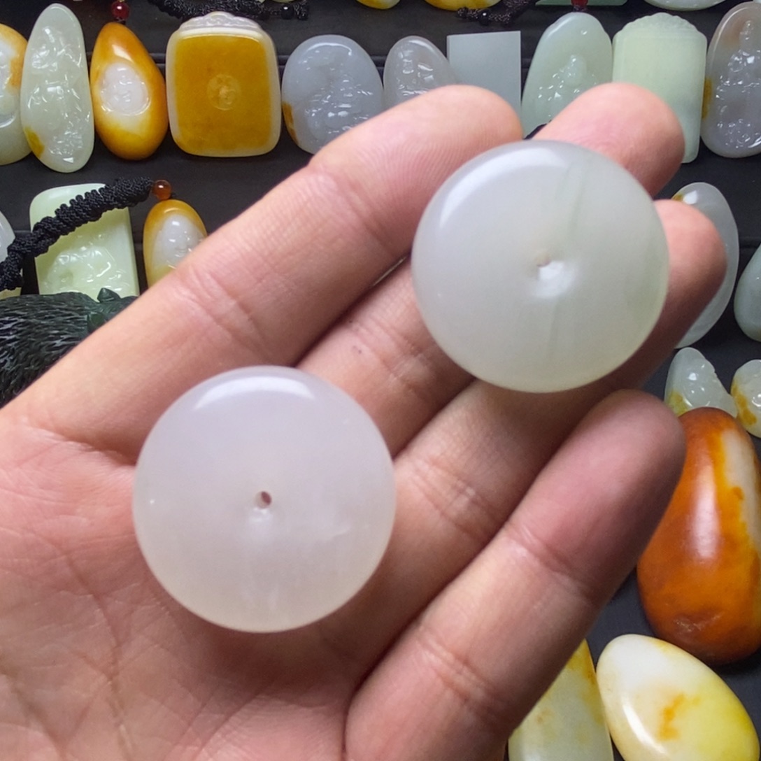 水***人和田玉未镶嵌颈饰