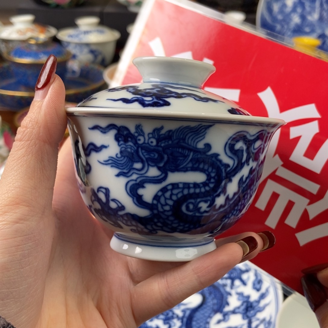 去年我在学校门口看到一条