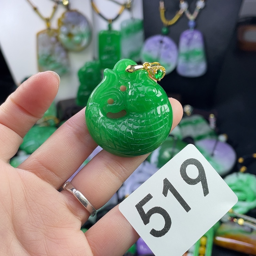 翡翠未镶嵌吊坠(赠链)