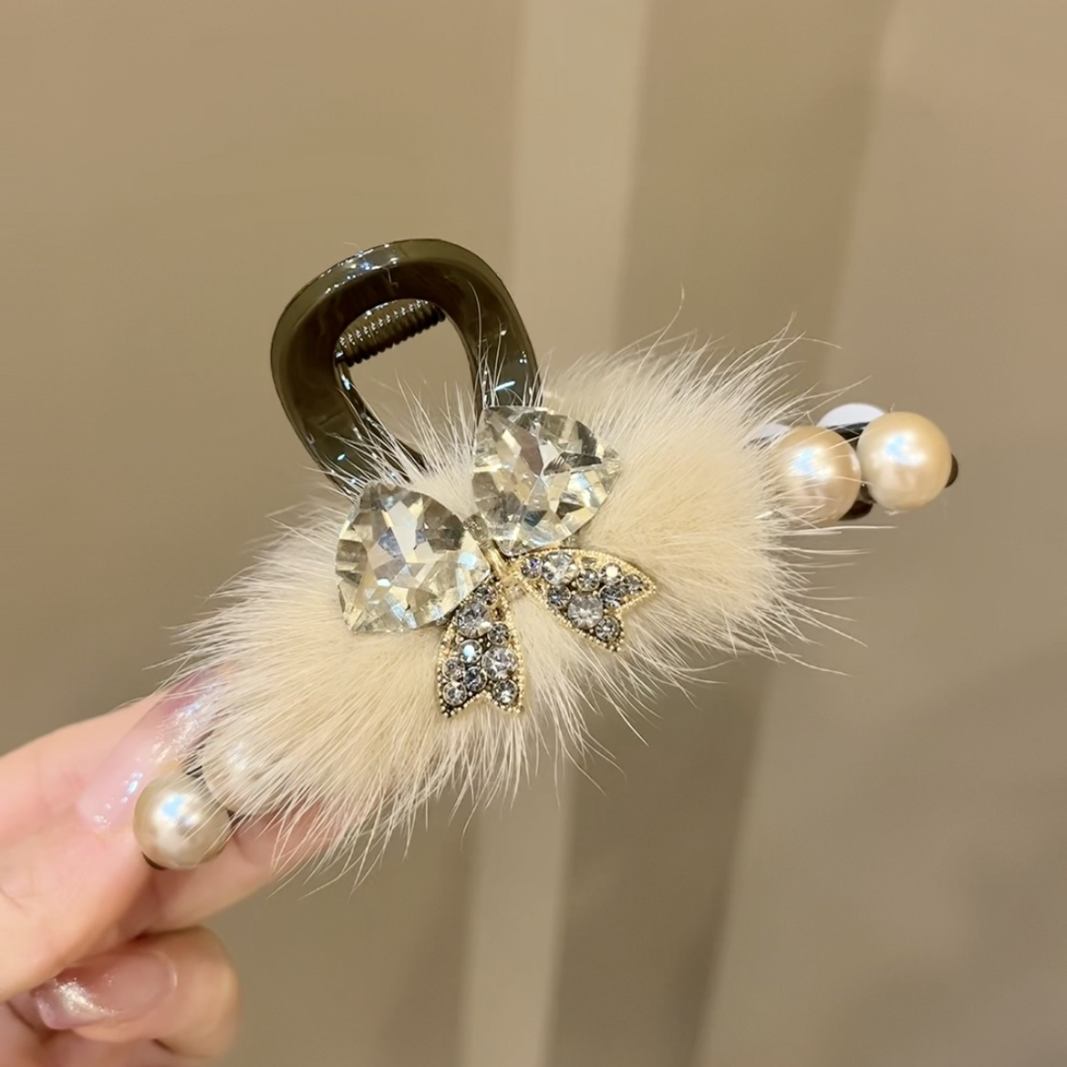 秋冬2026新款高级感蝴蝶结毛绒抓夹气质鲨鱼夹头饰
