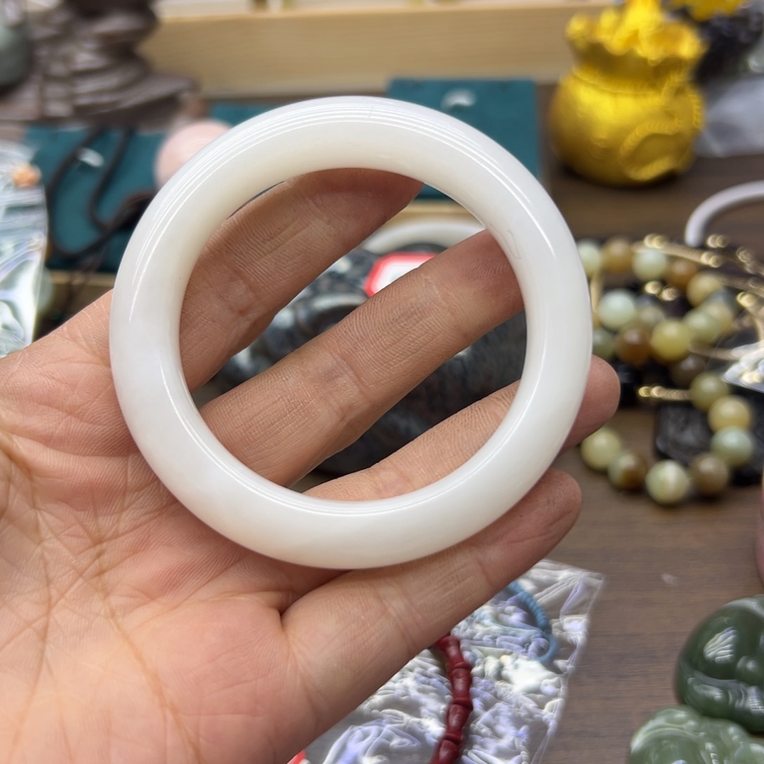 和田玉未镶嵌手镯55.6圈围463瑕