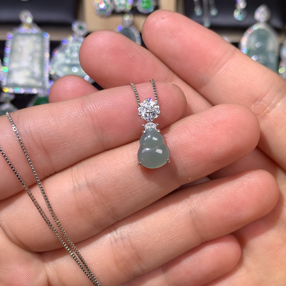 翡翠未镶嵌吊坠(赠链)