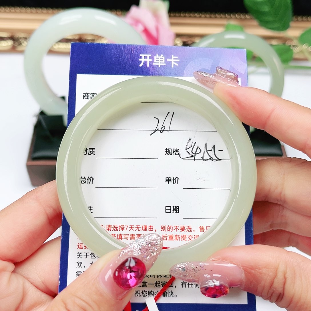 和田玉手镯未镶嵌樱****?