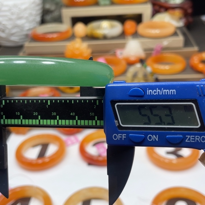 未镶嵌石英质玉（黄龙玉）手镯