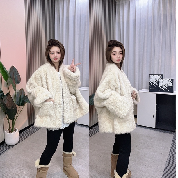【LL推荐】冬季新款环保小湖羊慵懒风宽松大斗篷披肩款毛毛外套