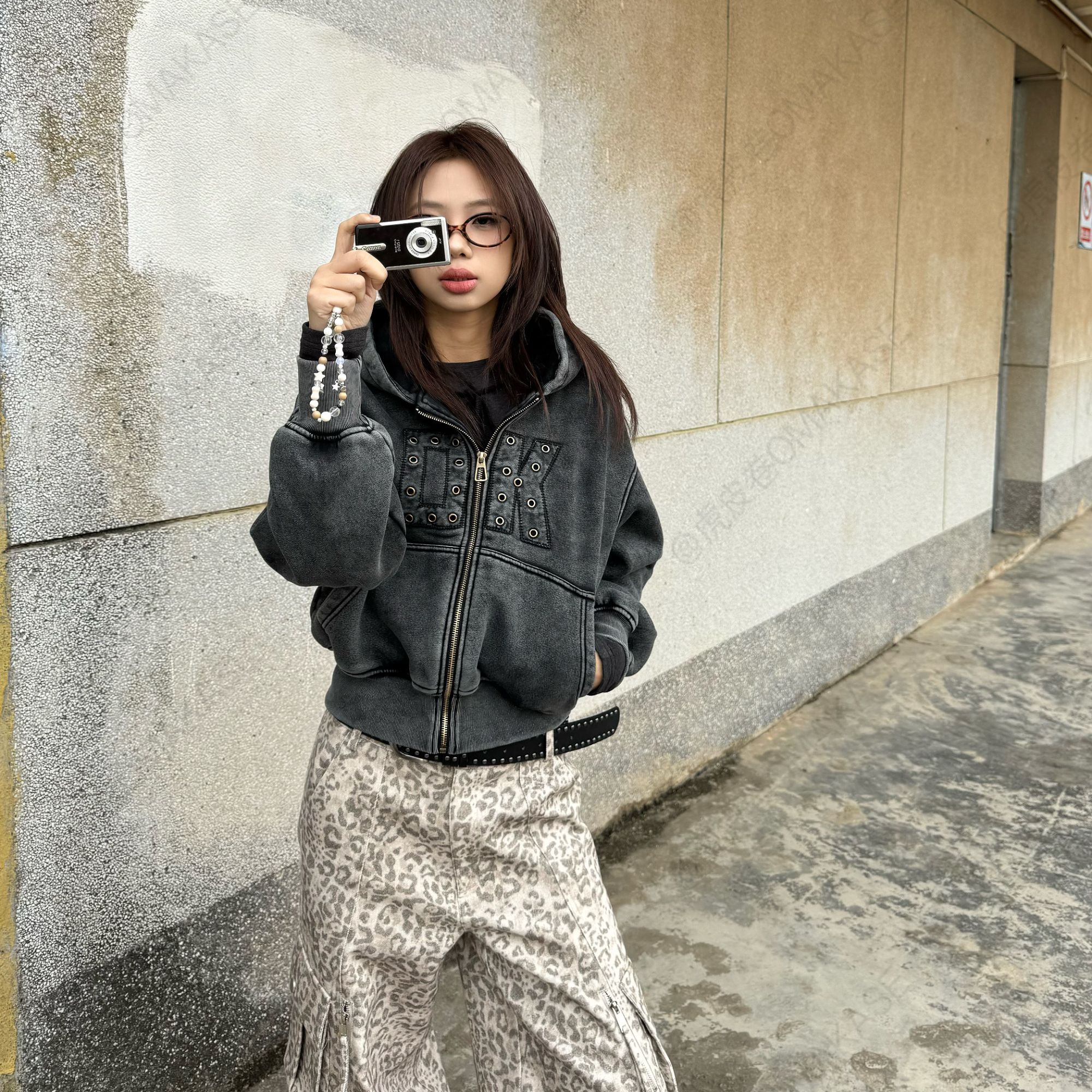 【OK卫衣】虎皮卷原创铆钉设计连帽拉链加绒卫衣WY2025025