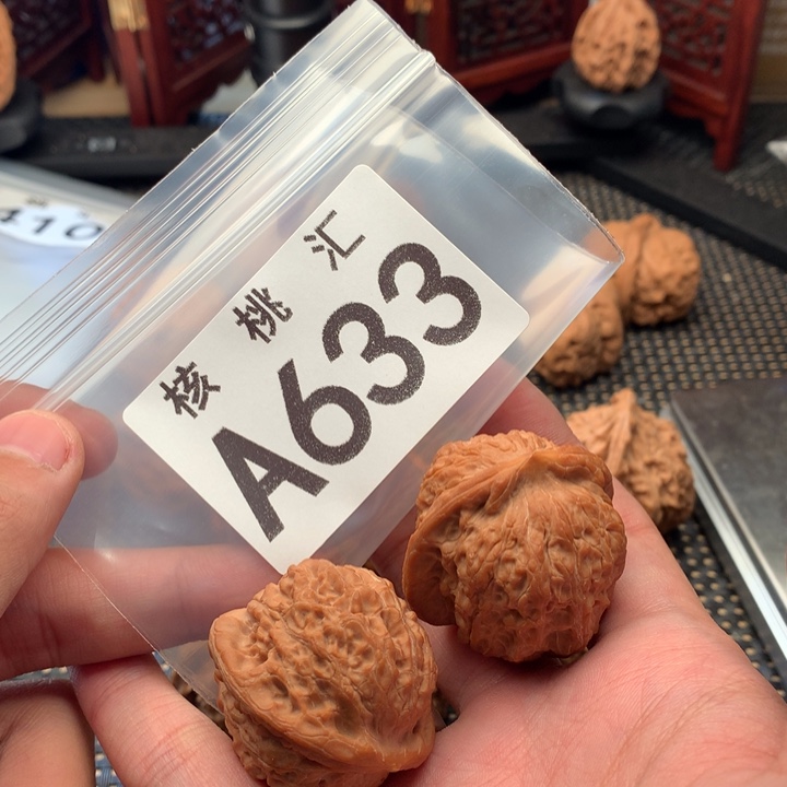 文玩核桃吊坠血麒麟