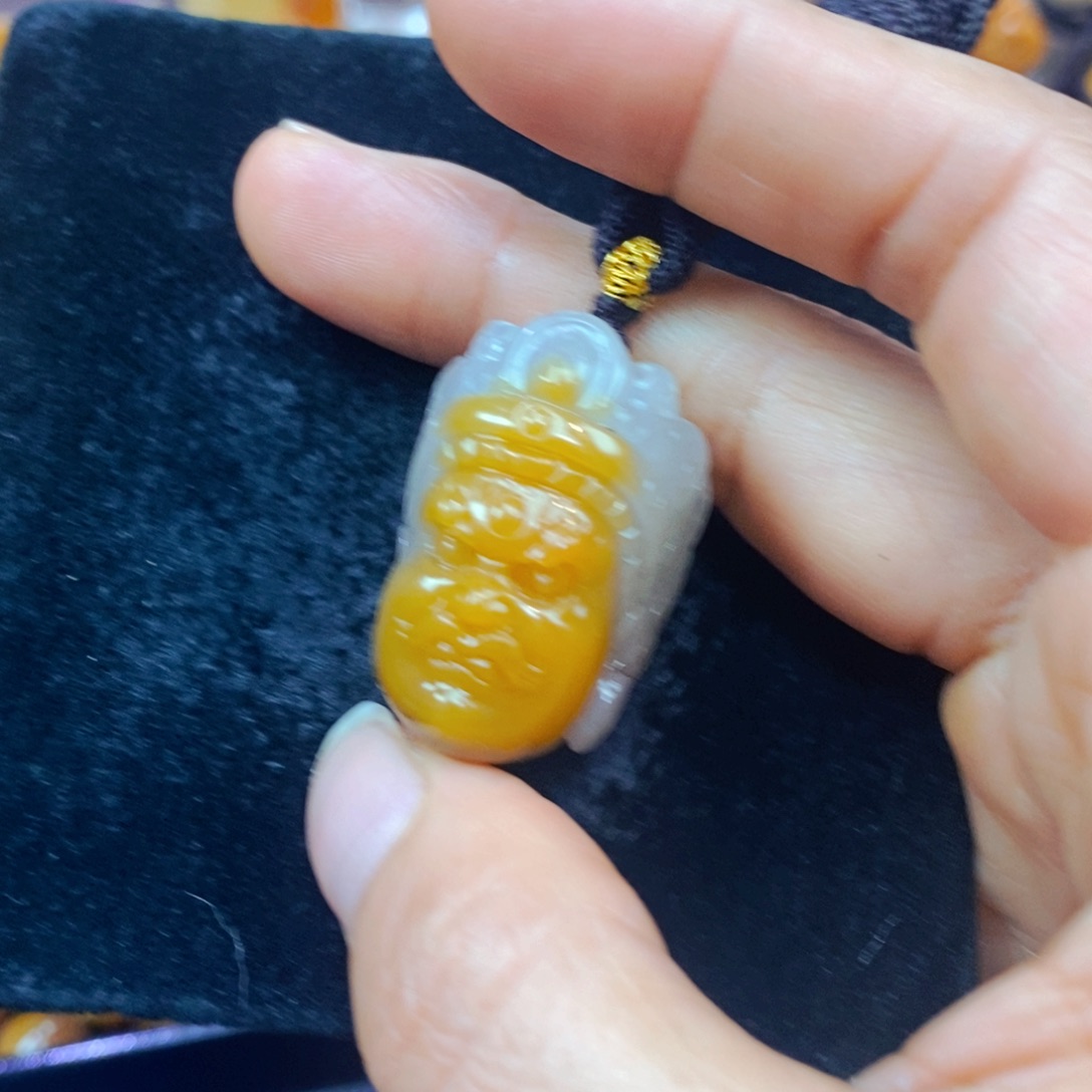 未镶嵌石英质玉（黄龙玉）颈饰