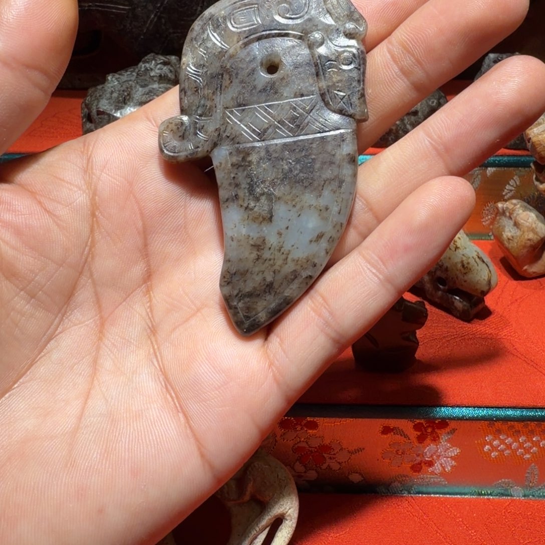 依***古和田玉（糖玉）未镶嵌颈饰