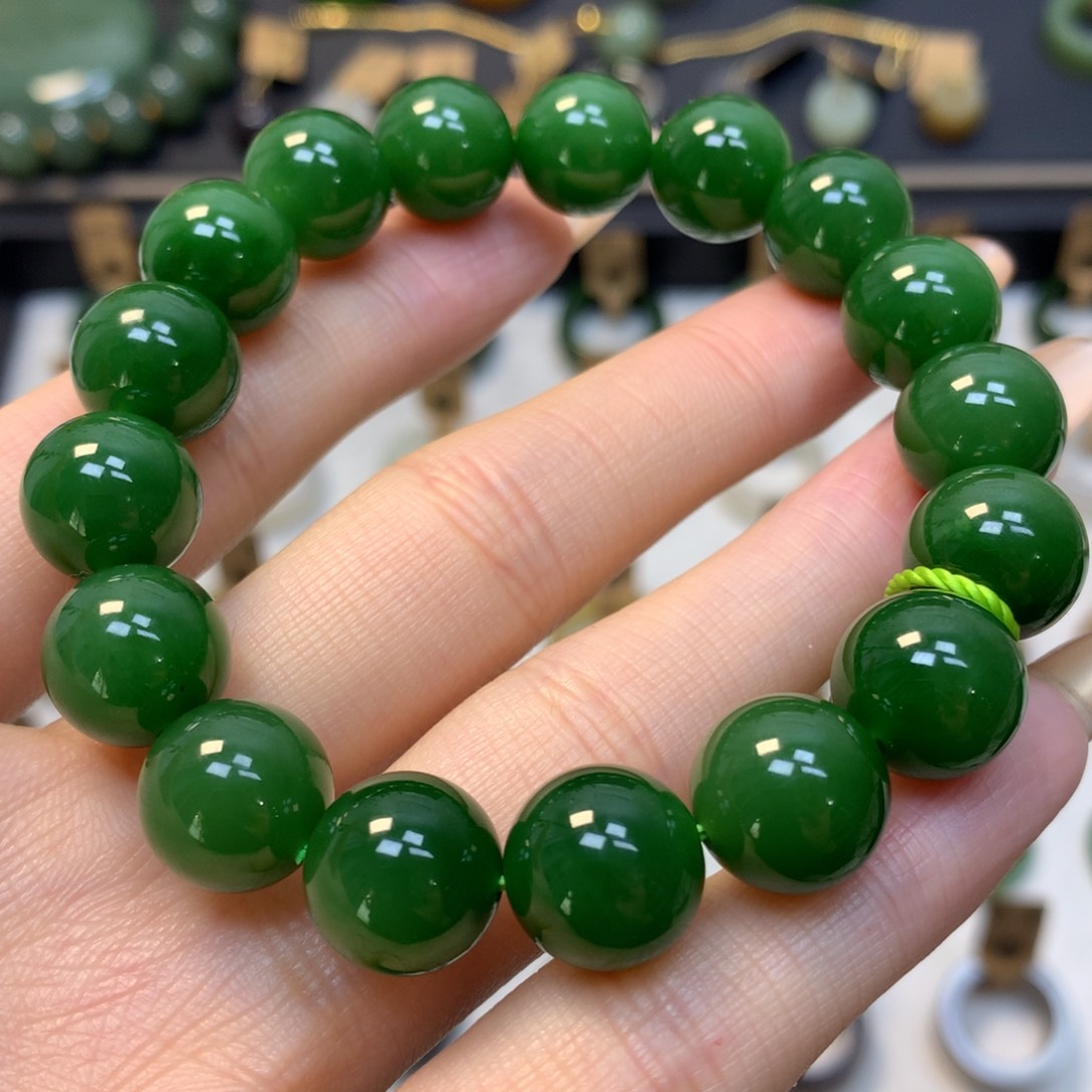 和田玉手串未镶嵌俄7辣绿手串
