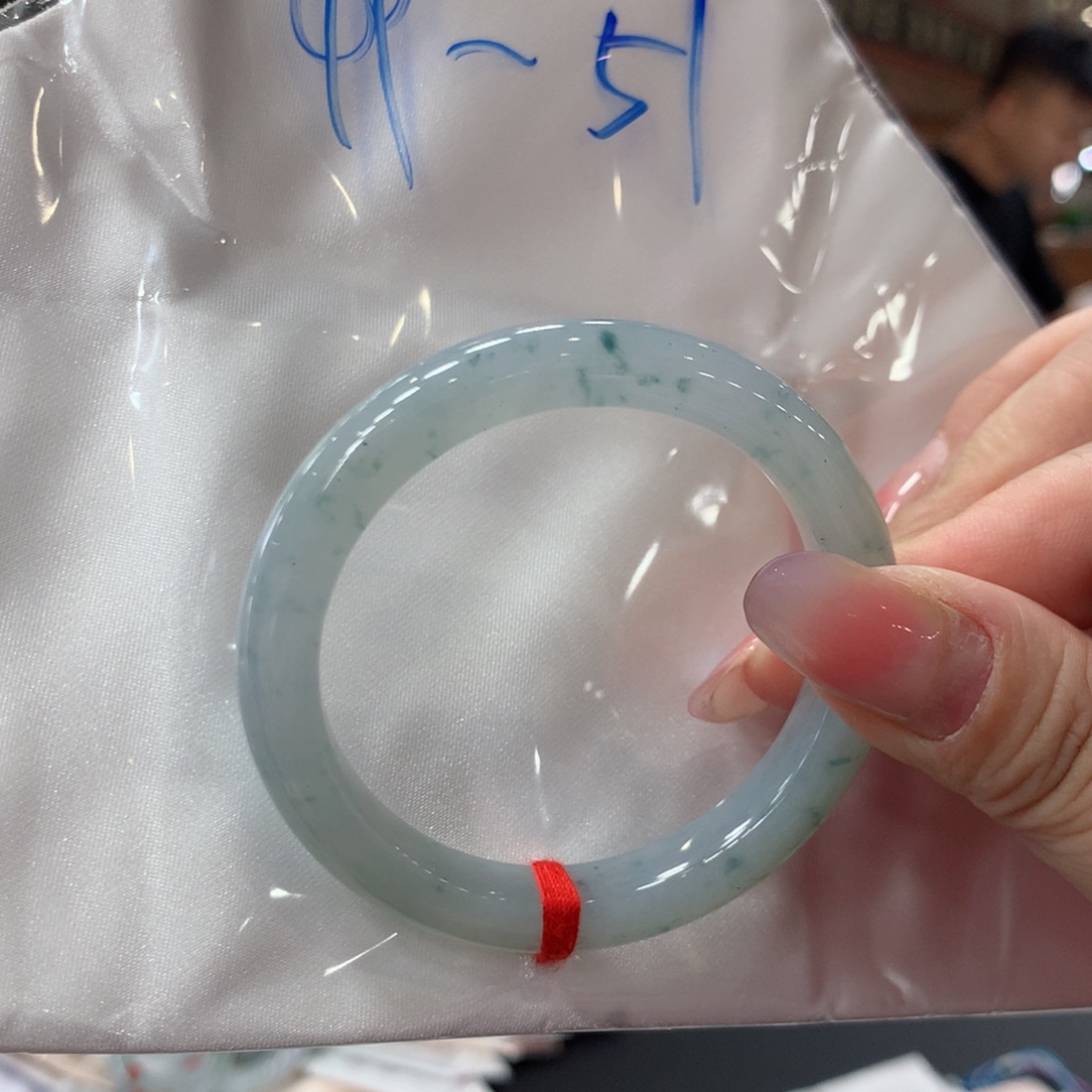 翡翠手镯未镶嵌翡翠