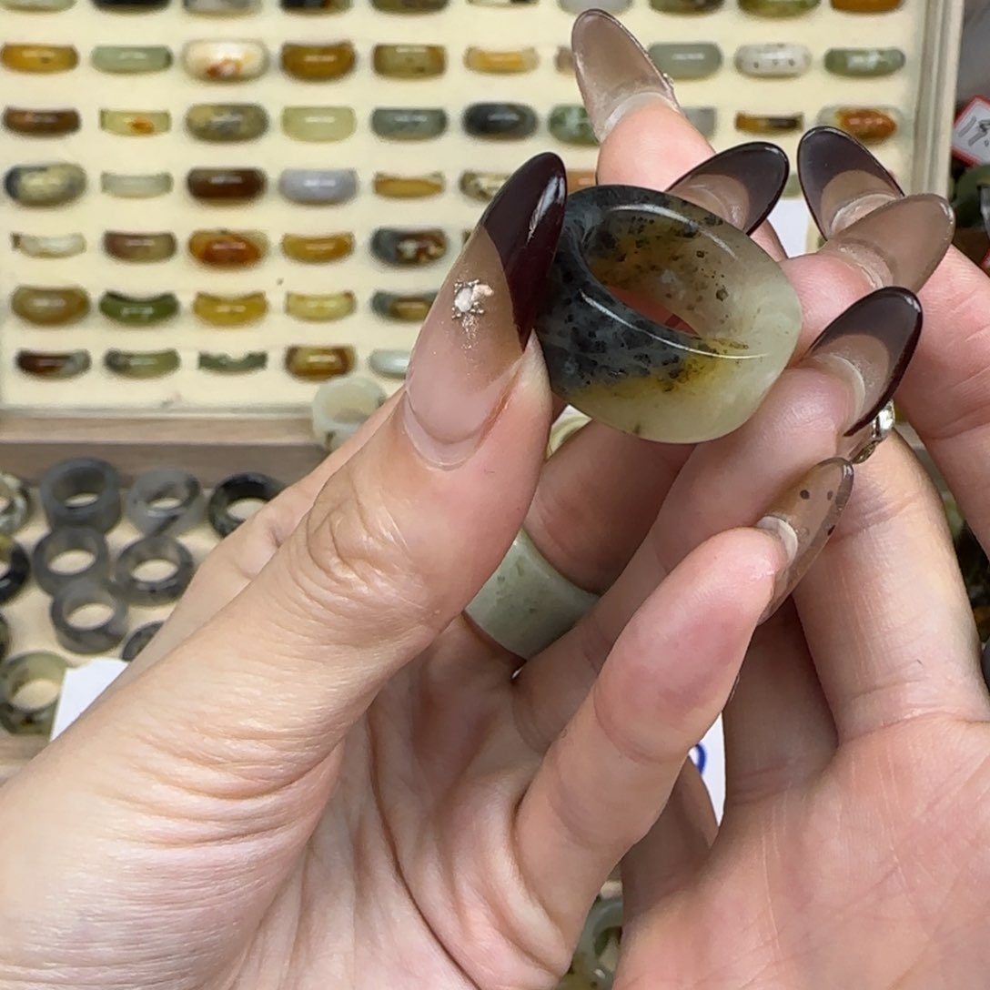 岫玉岫玉内径17.5未镶嵌宋****?