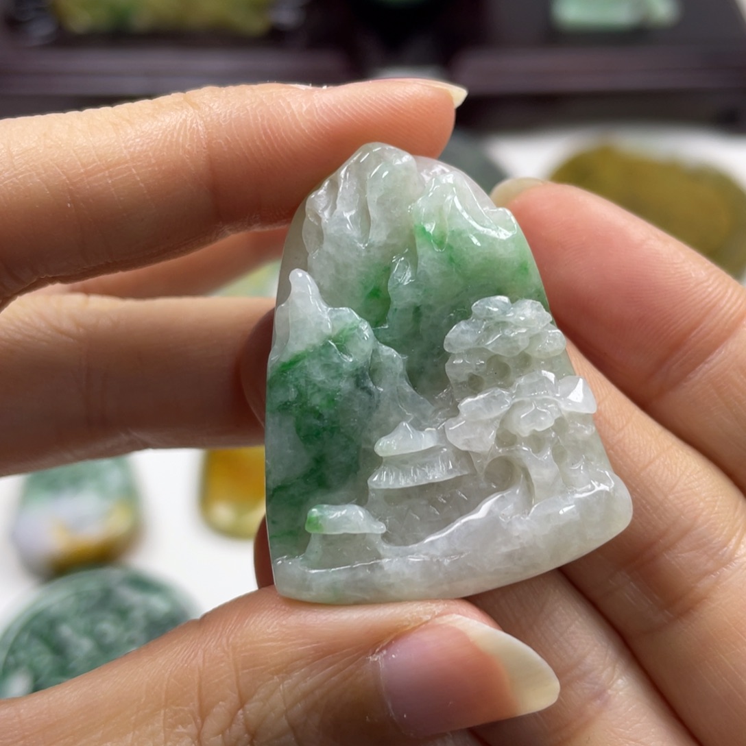 小***y翡翠未镶嵌颈饰牌子