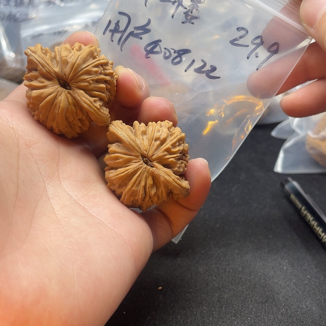 用***2把件文玩核桃四座楼