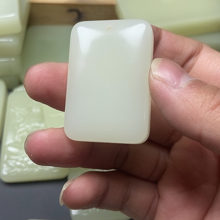 往****和田玉（糖玉）未镶嵌颈饰