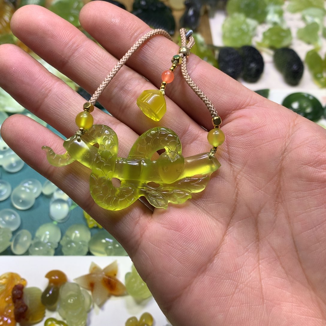 岫玉颈饰未镶嵌蛇