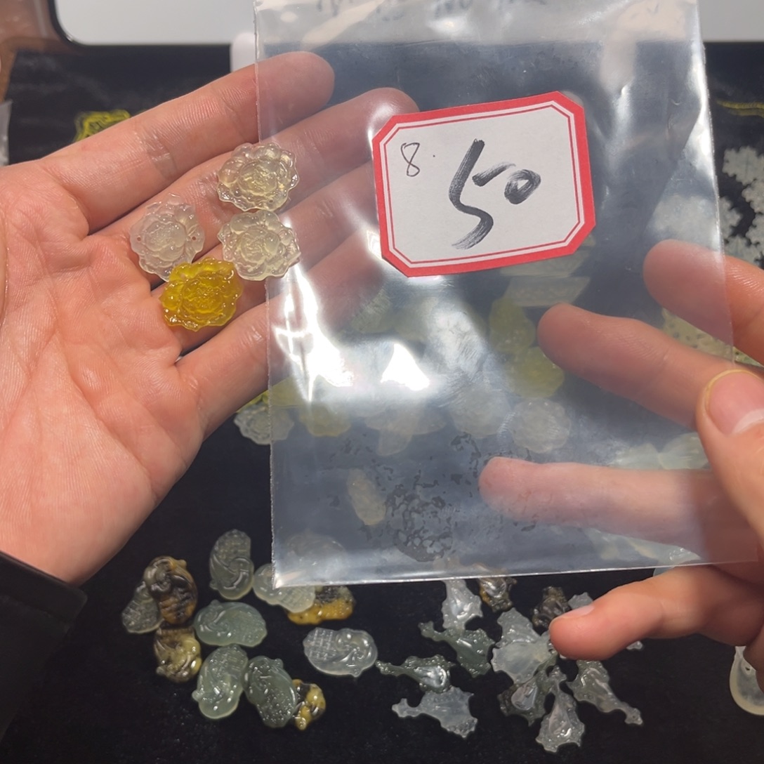 衔***于蛇纹石玉合金颈饰