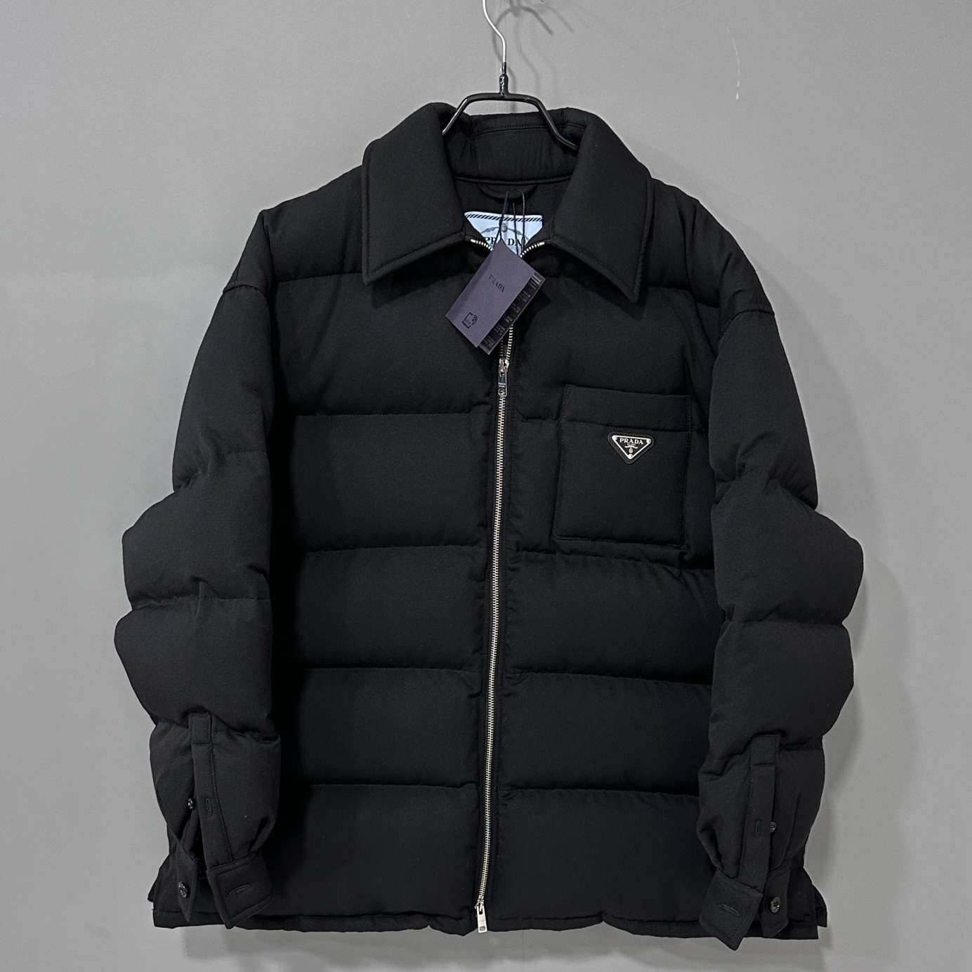 未使用 Prada/普拉达 三角钢标logo翻领羽绒服/40码/43356