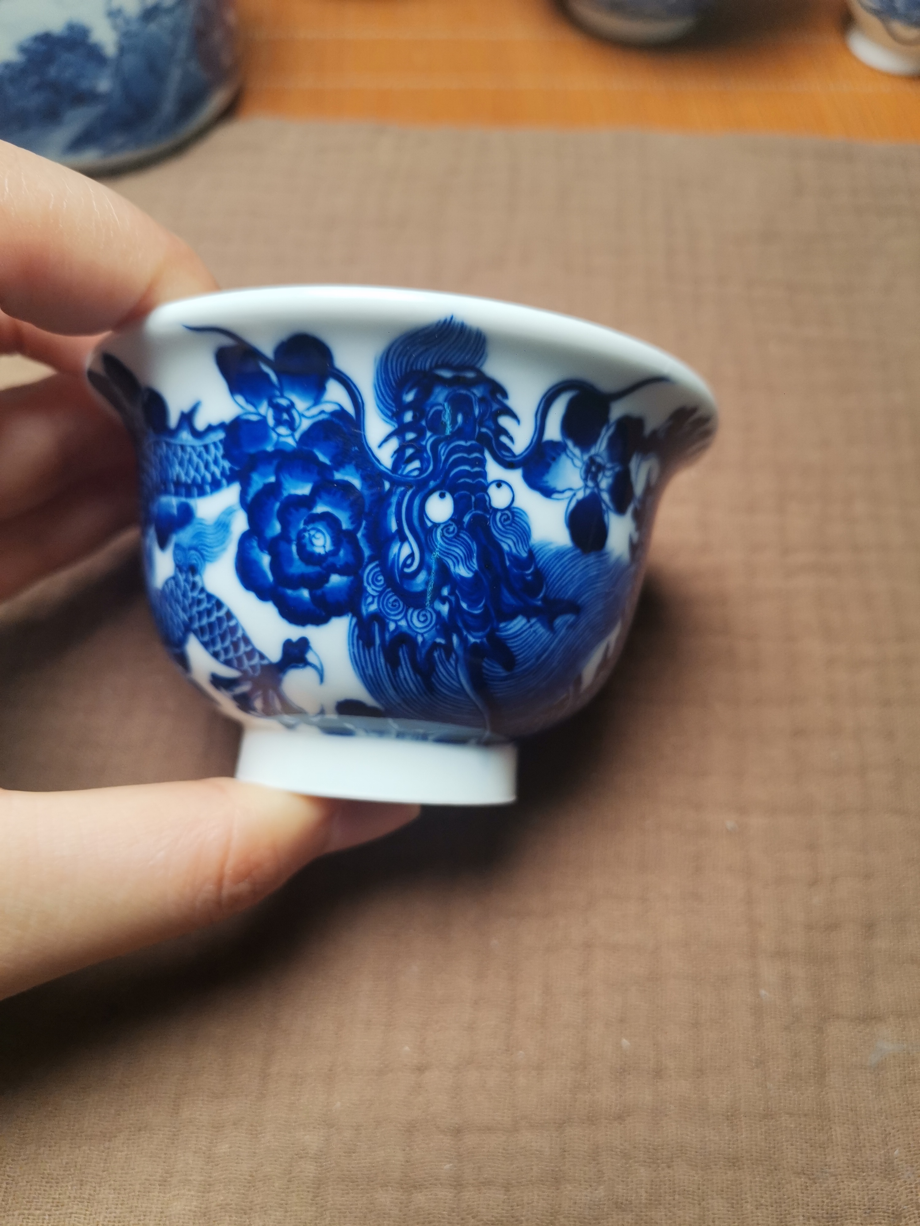 景德镇手绘穿花龙压手杯