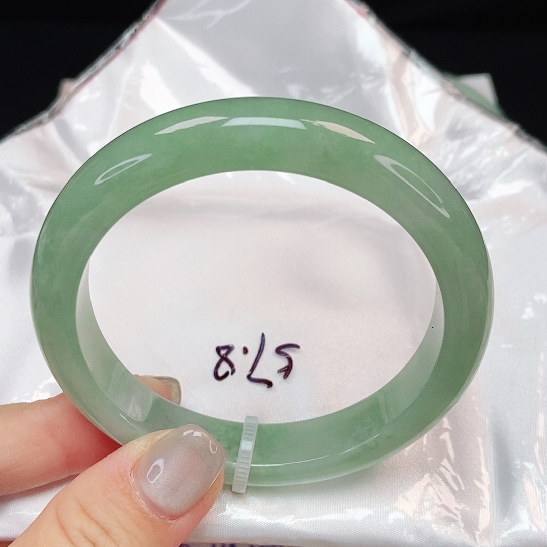 翡翠手镯未镶嵌甜果绿泥鳅背