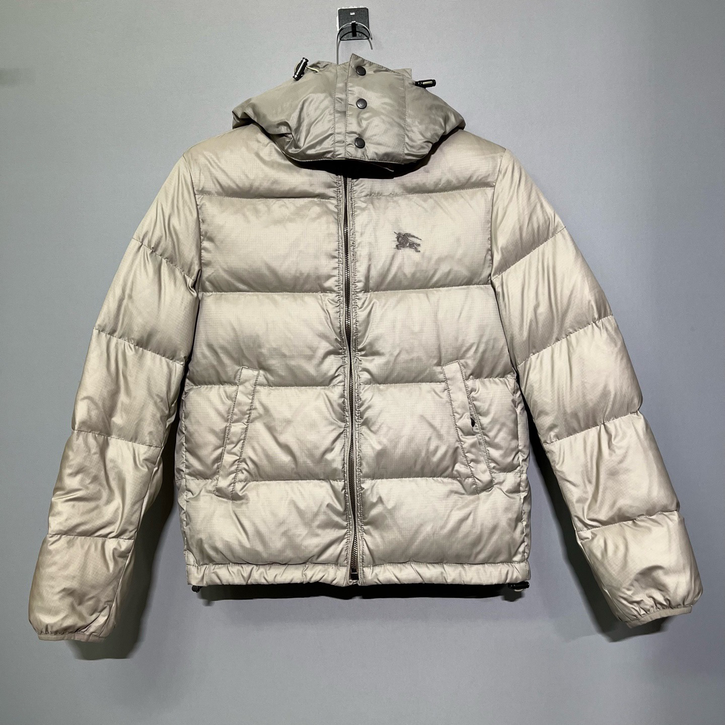 99新 BURBERRY/博柏利 战马刺绣格纹羽绒服外套夹克 S码 价13200