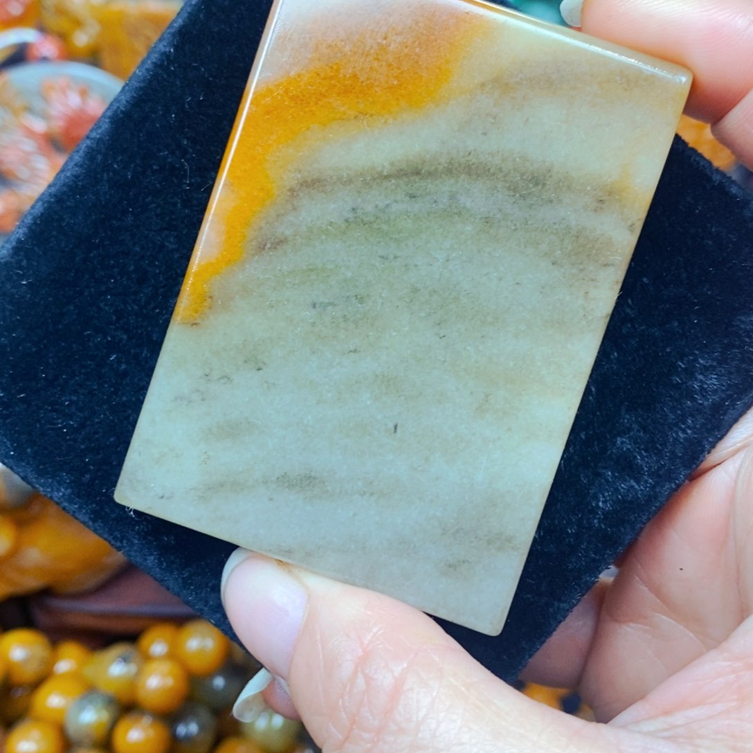 未镶嵌石英质玉（黄龙玉）颈饰