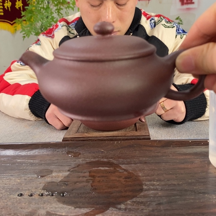 紫砂茶壶桃花砂扁腹明炉160左右的容量半手制作