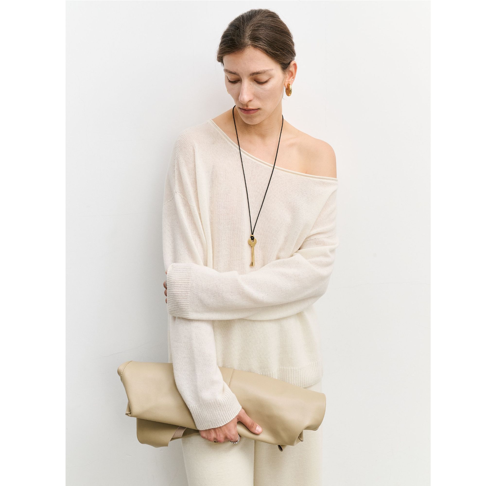 UNICA/慵懒心机斜肩_罕山白绒100羊绒卷边造型随性松身针织衫