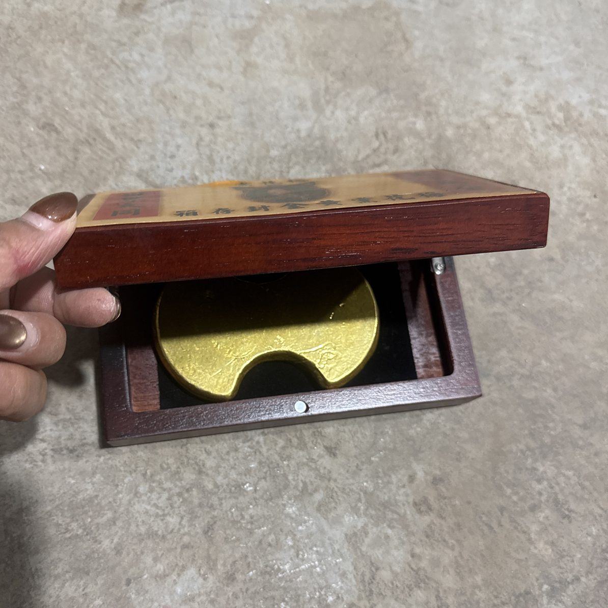 深红色小长盒花朵大宝一个摆件链接