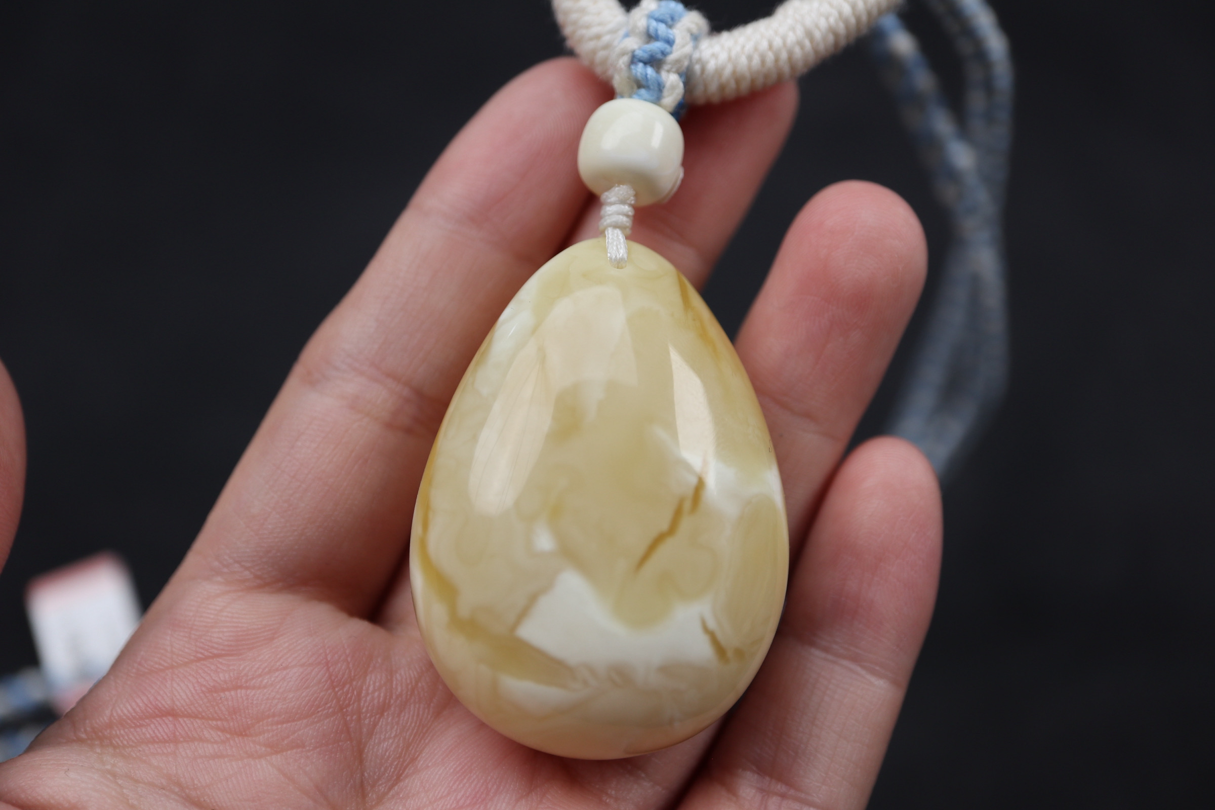 瓷白花满蜜浓蜡水滴吊坠，白蜡顶珠，手工编织绳，裸重14.5g，