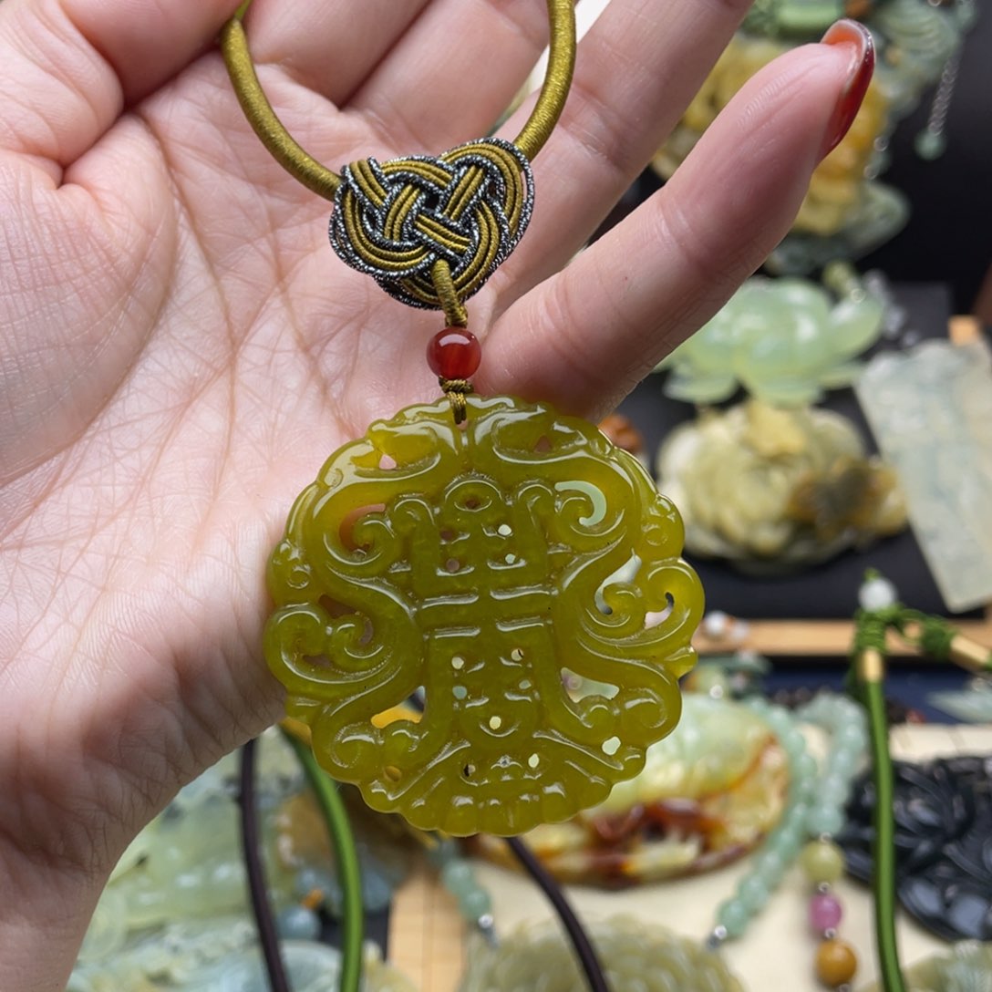 蛇纹石玉颈饰未镶嵌
