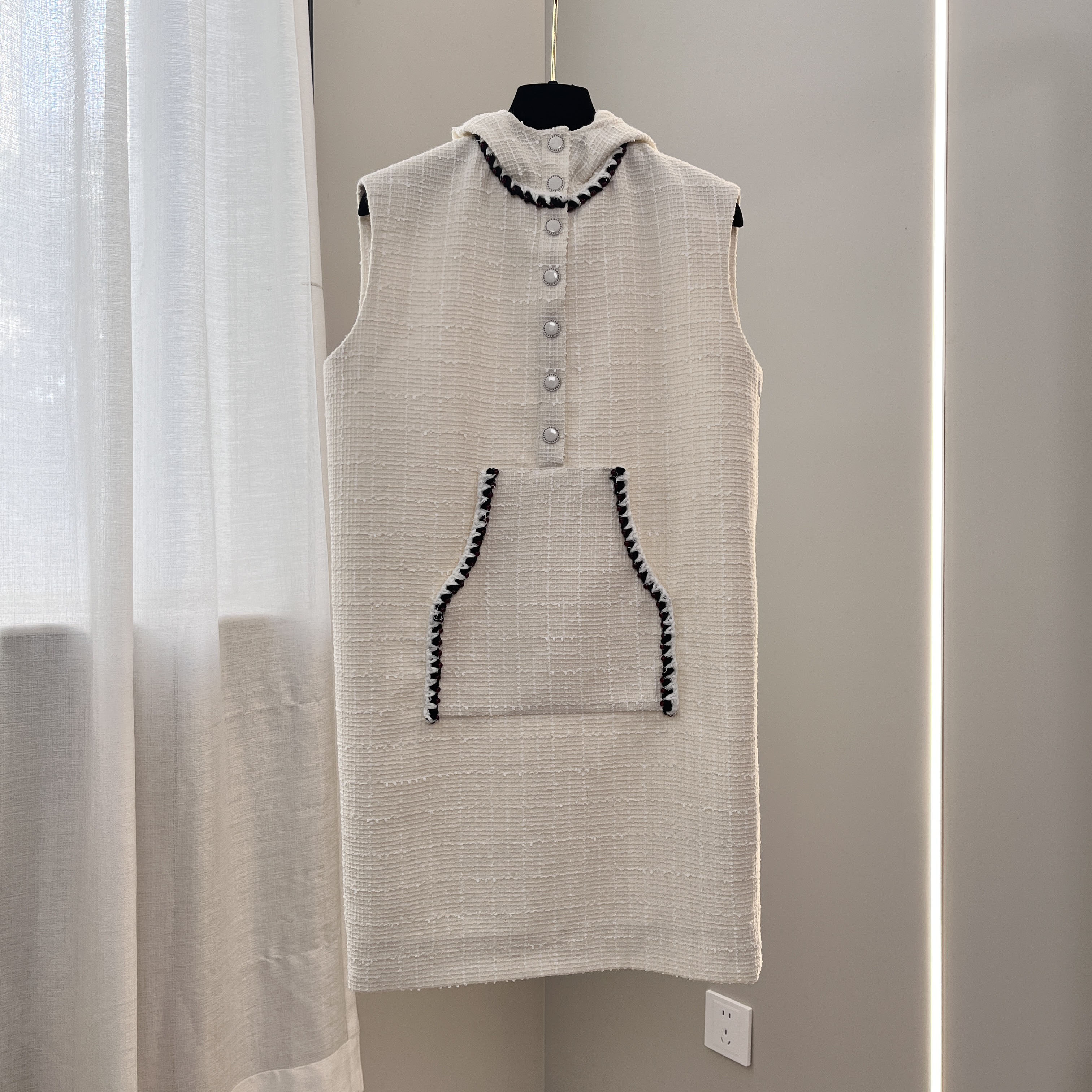 早春新款气质重工连帽无袖粗花呢直筒连衣裙时尚百搭