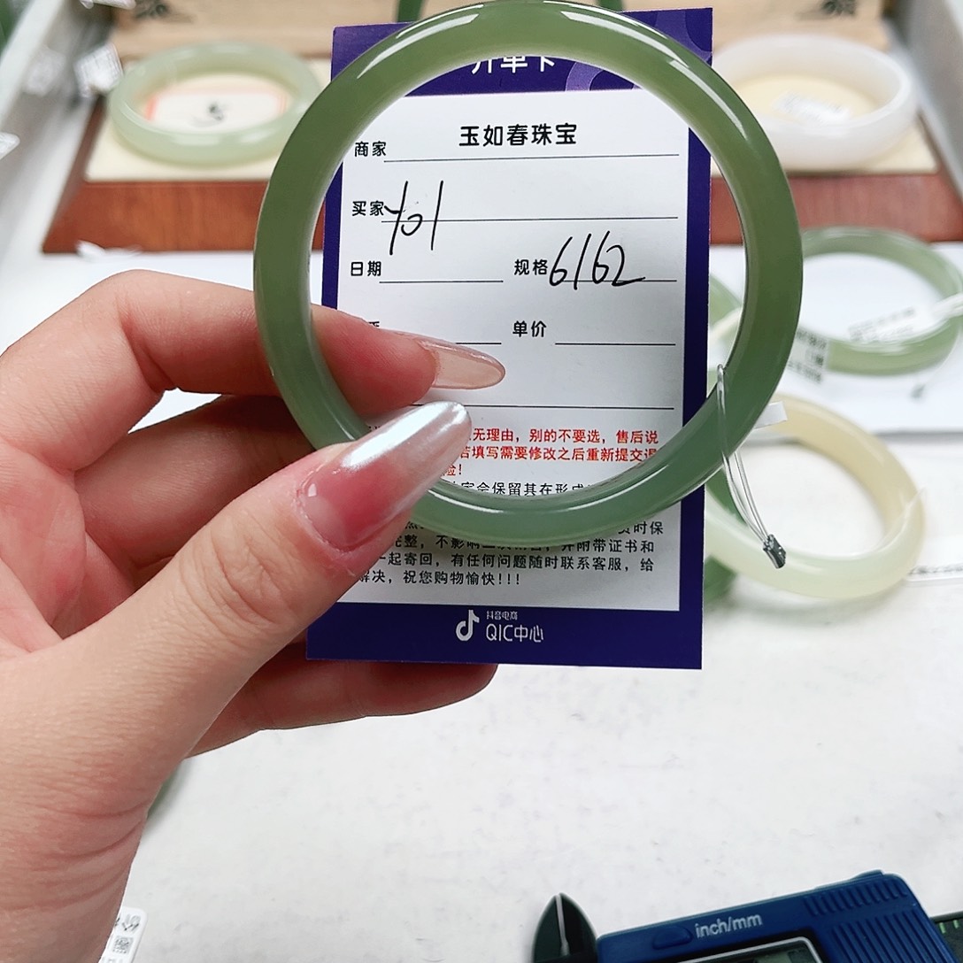 和田玉手镯未镶嵌雪****）