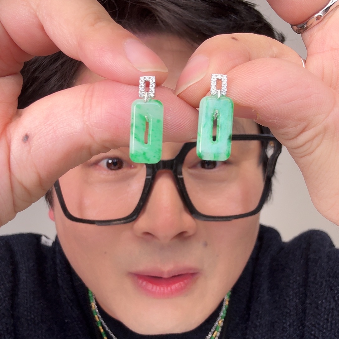 翡翠未镶嵌颈饰一对